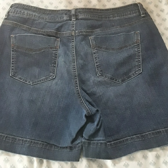 Shorts - Picture 2 of 4